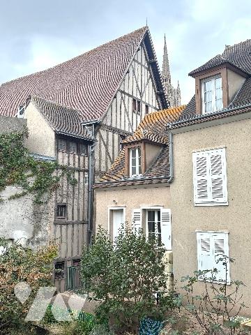 CHARTRES - HYPER CENTRE, DANS PETITE COPROPRIETE 
BEAU 4 PIECES 74m² HAB.– SOLEIL DU MATIN