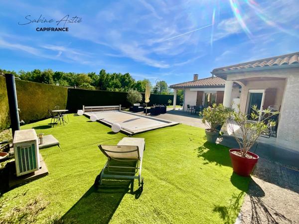ARNAS – Maison de plain-pied avec piscine chauffée, cave et terrain de 812 m²