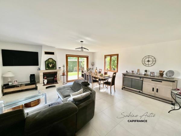 ARNAS – Maison de plain-pied avec piscine chauffée, cave et terrain de 812 m²