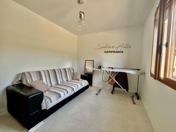 ARNAS – Maison de plain-pied avec piscine chauffée, cave et terrain de 812 m²
