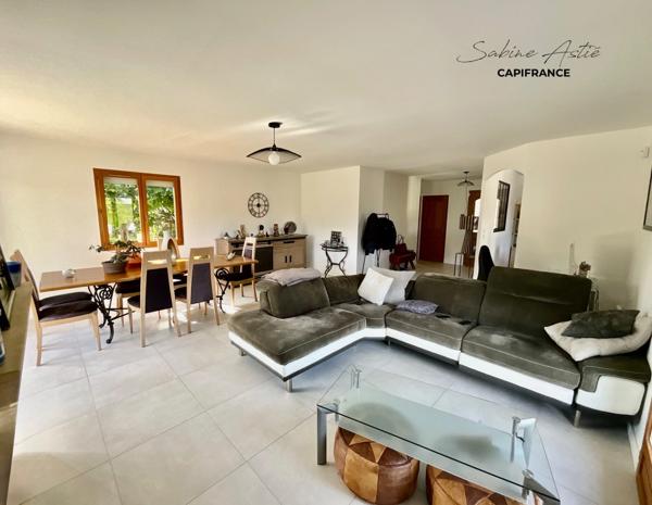 ARNAS – Maison de plain-pied avec piscine chauffée, cave et terrain de 812 m²