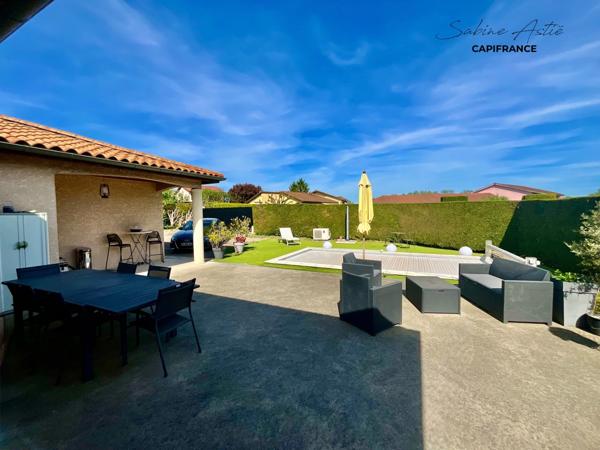 ARNAS – Maison de plain-pied avec piscine chauffée, cave et terrain de 812 m²