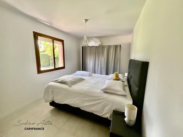 ARNAS – Maison de plain-pied avec piscine chauffée, cave et terrain de 812 m²