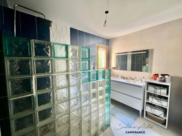 ARNAS – Maison de plain-pied avec piscine chauffée, cave et terrain de 812 m²