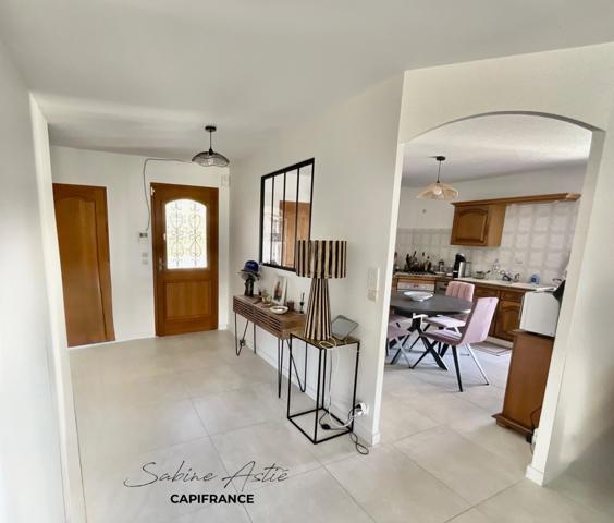 ARNAS – Maison de plain-pied avec piscine chauffée, cave et terrain de 812 m²