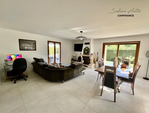 ARNAS – Maison de plain-pied avec piscine chauffée, cave et terrain de 812 m²
