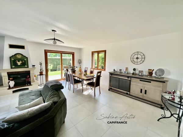 ARNAS – Maison de plain-pied avec piscine chauffée, cave et terrain de 812 m²