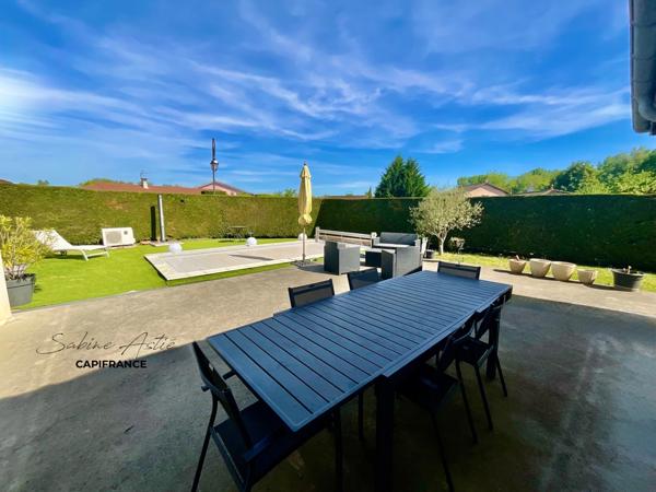 ARNAS – Maison de plain-pied avec piscine chauffée, cave et terrain de 812 m²