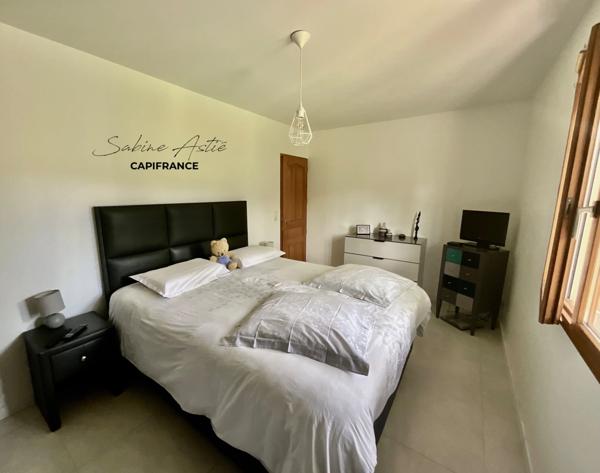 ARNAS – Maison de plain-pied avec piscine chauffée, cave et terrain de 812 m²