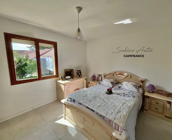 ARNAS – Maison de plain-pied avec piscine chauffée, cave et terrain de 812 m²