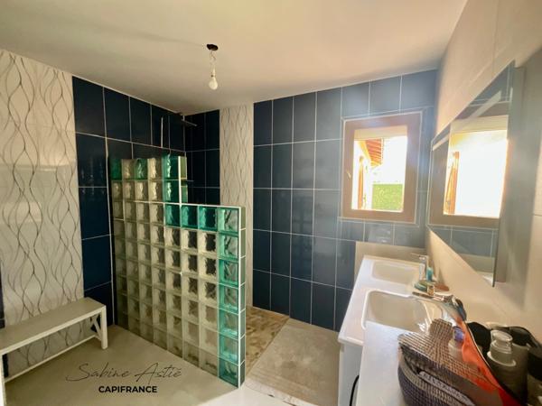 ARNAS – Maison de plain-pied avec piscine chauffée, cave et terrain de 812 m²