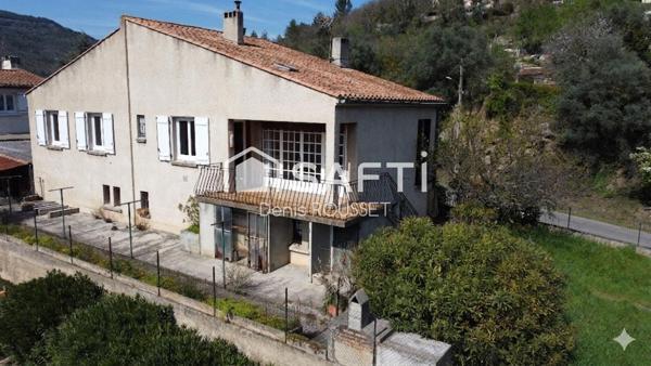Grande maison familiale T6 de 120m² et T2 de 40m² en rez-de-chaussée, garage de 80m² et jardin.