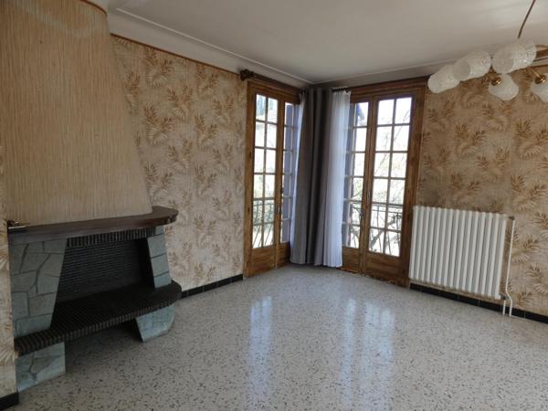 Grande maison familiale T6 de 120m² et T2 de 40m² en rez-de-chaussée, garage de 80m² et jardin.