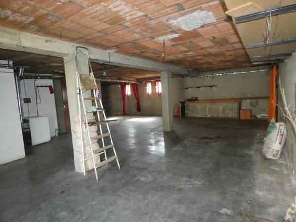Grande maison familiale T6 de 120m² et T2 de 40m² en rez-de-chaussée, garage de 80m² et jardin.