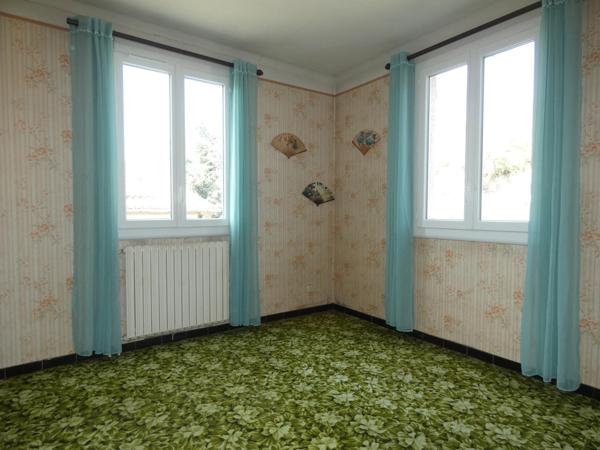 Grande maison familiale T6 de 120m² et T2 de 40m² en rez-de-chaussée, garage de 80m² et jardin.
