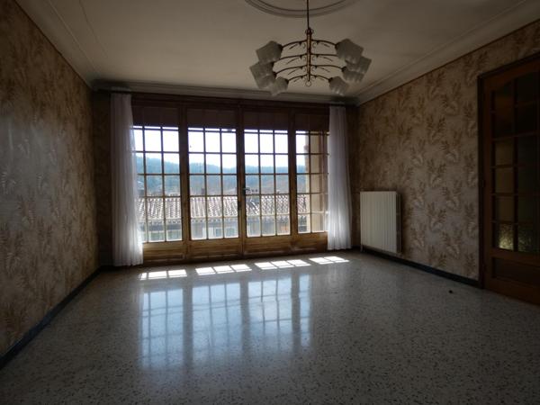 Grande maison familiale T6 de 120m² et T2 de 40m² en rez-de-chaussée, garage de 80m² et jardin.
