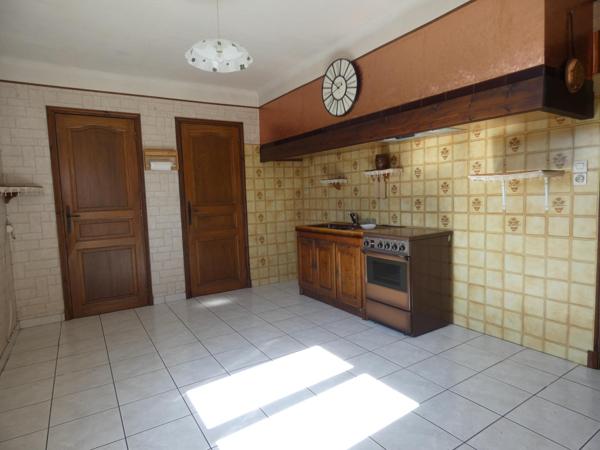 Grande maison familiale T6 de 120m² et T2 de 40m² en rez-de-chaussée, garage de 80m² et jardin.