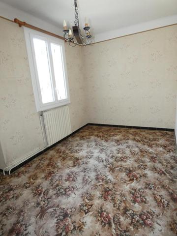 Grande maison familiale T6 de 120m² et T2 de 40m² en rez-de-chaussée, garage de 80m² et jardin.
