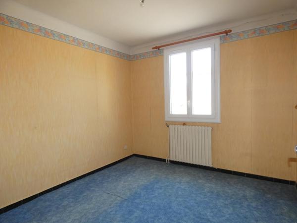 Grande maison familiale T6 de 120m² et T2 de 40m² en rez-de-chaussée, garage de 80m² et jardin.