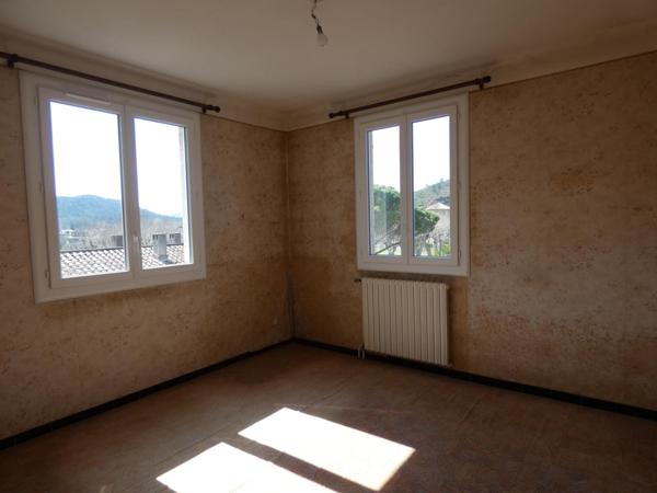 Grande maison familiale T6 de 120m² et T2 de 40m² en rez-de-chaussée, garage de 80m² et jardin.
