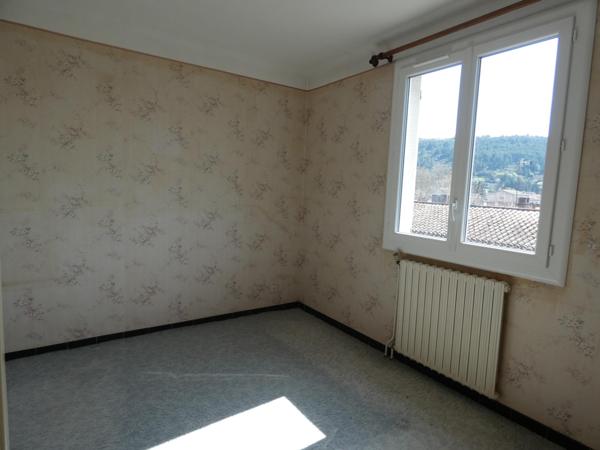 Grande maison familiale T6 de 120m² et T2 de 40m² en rez-de-chaussée, garage de 80m² et jardin.