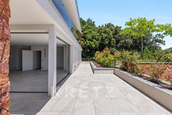 LES ADRETS-DE-L'ESTÉREL — Appartement neuf de 141 m² avec une terrasse de 70 m²