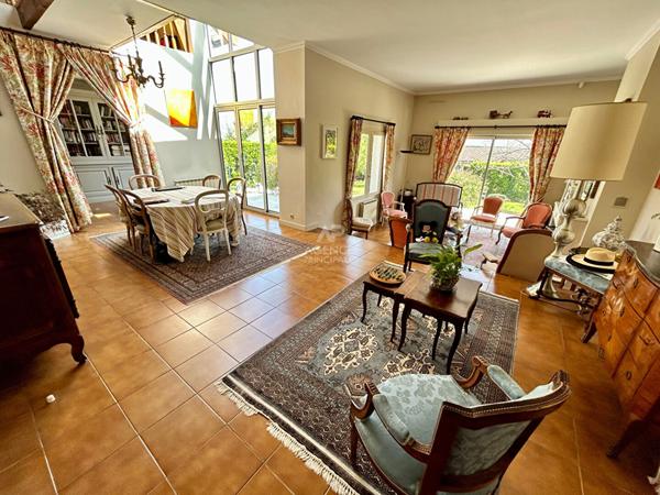 Maison Poissy 10 pièces 251 m2 €985 000 ** - Référence 8640