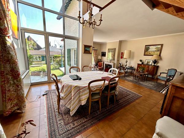 Maison Poissy 10 pièces 251 m2 €985 000 ** - Référence 8640