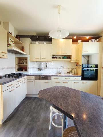 EXCLUSIVITÉ – Maison familiale T7 de 5 chambres avec sous-sol complet et sa chambre à la fraiche, terrasse et garage.

Parfaitement entretenue : Couverture et huisseries changées, chaudière récente et terrasse refaite !

Et si votre prochaine maison réunissait enfin espace, confort et sérénité ?

Dans un quartier résidentiel calme, à deux pas des écoles, des commerces et des services, cette belle maison familiale parfaitement entretenue séduira les familles en quête de volumes généreux et d'un cadre de vie agréable.

Dès l'entrée cathédrale, vous serez accueillis par une atmosphère chaleureuse. Le séjour lumineux de 30 m² s'ouvre sur une belle terrasse de 33 m² exposée Sud-Est, idéale pour les repas en extérieur, les moments de détente ou les jeux des enfants. La cuisine, aménagée et équipée, s'intègre harmonieusement à cet espace de vie convivial, 3 trois chambres, une salle de bains rénovée avec goût et un WC indépendant.

À l'étage, la grande mezzanine offre de nombreuses possibilités : bureau pour le télétravail, salle de jeux, bibliothèque ou espace détente. Une quatrième chambre complète ce niveau.

Le sous-sol complet constitue un véritable atout avec une cinquième chambre équipée d'un point d'eau, parfaite pour recevoir famille et amis, créer un espace indépendant ou exercer une activité à domicile. Vous y trouverez également une buanderie, un cellier et un grand garage.

Côté prestations, tout a été pensé pour votre confort : menuiseries PVC double vitrage, portail motorisé, porte de garage sectionnelle motorisée, chaudière gaz à condensation de 2023, toiture, façade et volets rénovés en 2018, terrasse entièrement refaite en 2025 (étanchéité et revêtement) et installation électrique récemment mise en conformité.

Les atouts :

- 5 chambres
- Sous-sol complet
- Terrasse de 33 m² exposée Sud-Est
- Grand garage
- Maison parfaitement entretenue
- Aucun travaux à prévoir
- Quartier calme, proche de toutes les commodités

Une maison où il ne reste plus qu'à poser vos valises et écrire une nouvelle histoire en famille.

Une visite s'impose !