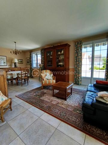EXCLUSIVITÉ – Maison familiale T7 de 5 chambres avec sous-sol complet et sa chambre à la fraiche, terrasse et garage.

Parfaitement entretenue : Couverture et huisseries changées, chaudière récente et terrasse refaite !

Et si votre prochaine maison réunissait enfin espace, confort et sérénité ?

Dans un quartier résidentiel calme, à deux pas des écoles, des commerces et des services, cette belle maison familiale parfaitement entretenue séduira les familles en quête de volumes généreux et d'un cadre de vie agréable.

Dès l'entrée cathédrale, vous serez accueillis par une atmosphère chaleureuse. Le séjour lumineux de 30 m² s'ouvre sur une belle terrasse de 33 m² exposée Sud-Est, idéale pour les repas en extérieur, les moments de détente ou les jeux des enfants. La cuisine, aménagée et équipée, s'intègre harmonieusement à cet espace de vie convivial, 3 trois chambres, une salle de bains rénovée avec goût et un WC indépendant.

À l'étage, la grande mezzanine offre de nombreuses possibilités : bureau pour le télétravail, salle de jeux, bibliothèque ou espace détente. Une quatrième chambre complète ce niveau.

Le sous-sol complet constitue un véritable atout avec une cinquième chambre équipée d'un point d'eau, parfaite pour recevoir famille et amis, créer un espace indépendant ou exercer une activité à domicile. Vous y trouverez également une buanderie, un cellier et un grand garage.

Côté prestations, tout a été pensé pour votre confort : menuiseries PVC double vitrage, portail motorisé, porte de garage sectionnelle motorisée, chaudière gaz à condensation de 2023, toiture, façade et volets rénovés en 2018, terrasse entièrement refaite en 2025 (étanchéité et revêtement) et installation électrique récemment mise en conformité.

Les atouts :

- 5 chambres
- Sous-sol complet
- Terrasse de 33 m² exposée Sud-Est
- Grand garage
- Maison parfaitement entretenue
- Aucun travaux à prévoir
- Quartier calme, proche de toutes les commodités

Une maison où il ne reste plus qu'à poser vos valises et écrire une nouvelle histoire en famille.

Une visite s'impose !