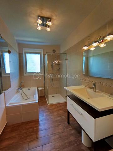 EXCLUSIVITÉ – Maison familiale T7 de 5 chambres avec sous-sol complet et sa chambre à la fraiche, terrasse et garage.

Parfaitement entretenue : Couverture et huisseries changées, chaudière récente et terrasse refaite !

Et si votre prochaine maison réunissait enfin espace, confort et sérénité ?

Dans un quartier résidentiel calme, à deux pas des écoles, des commerces et des services, cette belle maison familiale parfaitement entretenue séduira les familles en quête de volumes généreux et d'un cadre de vie agréable.

Dès l'entrée cathédrale, vous serez accueillis par une atmosphère chaleureuse. Le séjour lumineux de 30 m² s'ouvre sur une belle terrasse de 33 m² exposée Sud-Est, idéale pour les repas en extérieur, les moments de détente ou les jeux des enfants. La cuisine, aménagée et équipée, s'intègre harmonieusement à cet espace de vie convivial, 3 trois chambres, une salle de bains rénovée avec goût et un WC indépendant.

À l'étage, la grande mezzanine offre de nombreuses possibilités : bureau pour le télétravail, salle de jeux, bibliothèque ou espace détente. Une quatrième chambre complète ce niveau.

Le sous-sol complet constitue un véritable atout avec une cinquième chambre équipée d'un point d'eau, parfaite pour recevoir famille et amis, créer un espace indépendant ou exercer une activité à domicile. Vous y trouverez également une buanderie, un cellier et un grand garage.

Côté prestations, tout a été pensé pour votre confort : menuiseries PVC double vitrage, portail motorisé, porte de garage sectionnelle motorisée, chaudière gaz à condensation de 2023, toiture, façade et volets rénovés en 2018, terrasse entièrement refaite en 2025 (étanchéité et revêtement) et installation électrique récemment mise en conformité.

Les atouts :

- 5 chambres
- Sous-sol complet
- Terrasse de 33 m² exposée Sud-Est
- Grand garage
- Maison parfaitement entretenue
- Aucun travaux à prévoir
- Quartier calme, proche de toutes les commodités

Une maison où il ne reste plus qu'à poser vos valises et écrire une nouvelle histoire en famille.

Une visite s'impose !