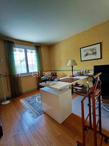 EXCLUSIVITÉ – Maison familiale T7 de 5 chambres avec sous-sol complet et sa chambre à la fraiche, terrasse et garage.

Parfaitement entretenue : Couverture et huisseries changées, chaudière récente et terrasse refaite !

Et si votre prochaine maison réunissait enfin espace, confort et sérénité ?

Dans un quartier résidentiel calme, à deux pas des écoles, des commerces et des services, cette belle maison familiale parfaitement entretenue séduira les familles en quête de volumes généreux et d'un cadre de vie agréable.

Dès l'entrée cathédrale, vous serez accueillis par une atmosphère chaleureuse. Le séjour lumineux de 30 m² s'ouvre sur une belle terrasse de 33 m² exposée Sud-Est, idéale pour les repas en extérieur, les moments de détente ou les jeux des enfants. La cuisine, aménagée et équipée, s'intègre harmonieusement à cet espace de vie convivial, 3 trois chambres, une salle de bains rénovée avec goût et un WC indépendant.

À l'étage, la grande mezzanine offre de nombreuses possibilités : bureau pour le télétravail, salle de jeux, bibliothèque ou espace détente. Une quatrième chambre complète ce niveau.

Le sous-sol complet constitue un véritable atout avec une cinquième chambre équipée d'un point d'eau, parfaite pour recevoir famille et amis, créer un espace indépendant ou exercer une activité à domicile. Vous y trouverez également une buanderie, un cellier et un grand garage.

Côté prestations, tout a été pensé pour votre confort : menuiseries PVC double vitrage, portail motorisé, porte de garage sectionnelle motorisée, chaudière gaz à condensation de 2023, toiture, façade et volets rénovés en 2018, terrasse entièrement refaite en 2025 (étanchéité et revêtement) et installation électrique récemment mise en conformité.

Les atouts :

- 5 chambres
- Sous-sol complet
- Terrasse de 33 m² exposée Sud-Est
- Grand garage
- Maison parfaitement entretenue
- Aucun travaux à prévoir
- Quartier calme, proche de toutes les commodités

Une maison où il ne reste plus qu'à poser vos valises et écrire une nouvelle histoire en famille.

Une visite s'impose !