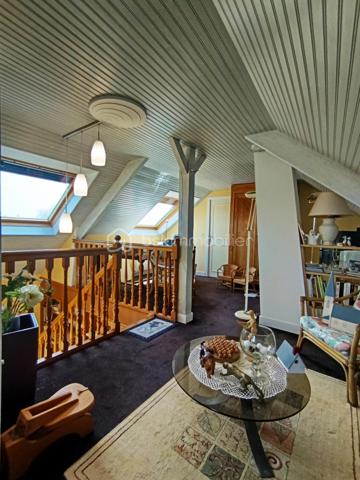 EXCLUSIVITÉ – Maison familiale T7 de 5 chambres avec sous-sol complet et sa chambre à la fraiche, terrasse et garage.

Parfaitement entretenue : Couverture et huisseries changées, chaudière récente et terrasse refaite !

Et si votre prochaine maison réunissait enfin espace, confort et sérénité ?

Dans un quartier résidentiel calme, à deux pas des écoles, des commerces et des services, cette belle maison familiale parfaitement entretenue séduira les familles en quête de volumes généreux et d'un cadre de vie agréable.

Dès l'entrée cathédrale, vous serez accueillis par une atmosphère chaleureuse. Le séjour lumineux de 30 m² s'ouvre sur une belle terrasse de 33 m² exposée Sud-Est, idéale pour les repas en extérieur, les moments de détente ou les jeux des enfants. La cuisine, aménagée et équipée, s'intègre harmonieusement à cet espace de vie convivial, 3 trois chambres, une salle de bains rénovée avec goût et un WC indépendant.

À l'étage, la grande mezzanine offre de nombreuses possibilités : bureau pour le télétravail, salle de jeux, bibliothèque ou espace détente. Une quatrième chambre complète ce niveau.

Le sous-sol complet constitue un véritable atout avec une cinquième chambre équipée d'un point d'eau, parfaite pour recevoir famille et amis, créer un espace indépendant ou exercer une activité à domicile. Vous y trouverez également une buanderie, un cellier et un grand garage.

Côté prestations, tout a été pensé pour votre confort : menuiseries PVC double vitrage, portail motorisé, porte de garage sectionnelle motorisée, chaudière gaz à condensation de 2023, toiture, façade et volets rénovés en 2018, terrasse entièrement refaite en 2025 (étanchéité et revêtement) et installation électrique récemment mise en conformité.

Les atouts :

- 5 chambres
- Sous-sol complet
- Terrasse de 33 m² exposée Sud-Est
- Grand garage
- Maison parfaitement entretenue
- Aucun travaux à prévoir
- Quartier calme, proche de toutes les commodités

Une maison où il ne reste plus qu'à poser vos valises et écrire une nouvelle histoire en famille.

Une visite s'impose !