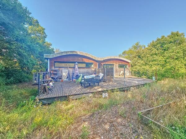Maison contemporaine avec grand terrain offrant de nombreuses possibilités
