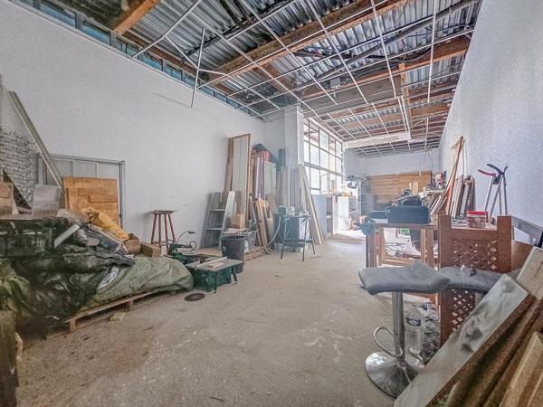 Maison contemporaine avec grand terrain offrant de nombreuses possibilités