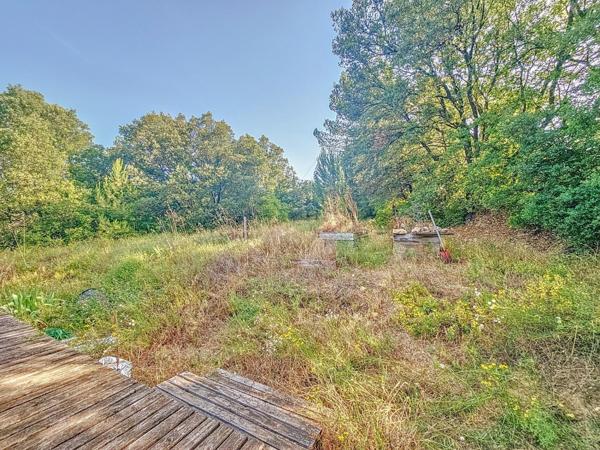 Maison contemporaine avec grand terrain offrant de nombreuses possibilités