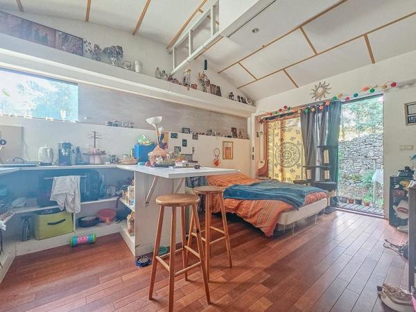 Maison contemporaine avec grand terrain offrant de nombreuses possibilités