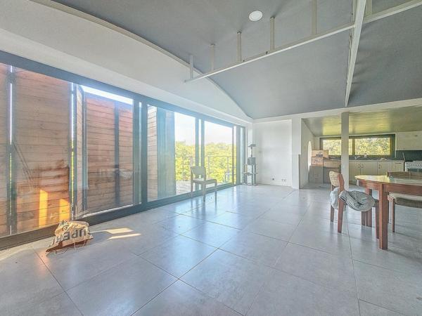 Maison contemporaine avec grand terrain offrant de nombreuses possibilités