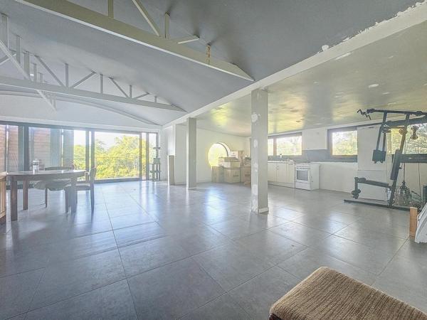 Maison contemporaine avec grand terrain offrant de nombreuses possibilités