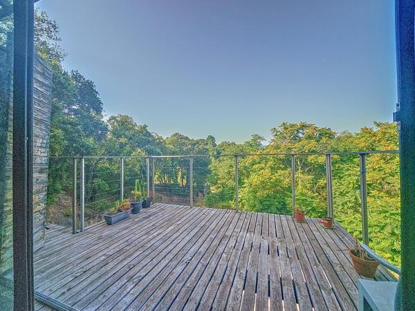 Maison contemporaine avec grand terrain offrant de nombreuses possibilités