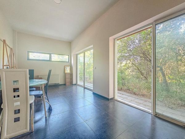 Maison contemporaine avec grand terrain offrant de nombreuses possibilités