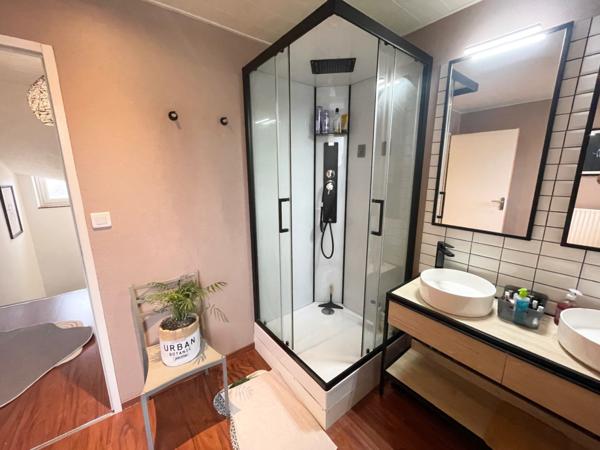 Maison mitoyenne F5 avec terrasse, parking et garage