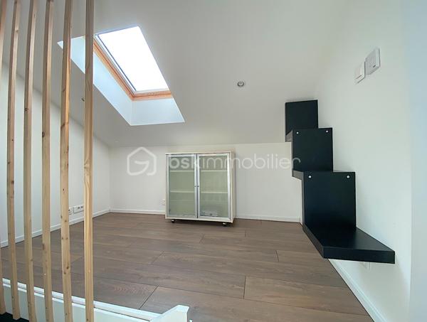 Nadège PETIOT vous présente cette magnifique maison située à proximité des commodités (écoles, collège, supermarché, transports...).

Venez découvrir cette superbe maison rénovée dans sa totalité. Elle est située dans un cadre agréable, calme et recherché de Bègles,.
Elle est agencée de façon à ce qu'une famille s'y plaise et s'y sente bien. 

Pour ceux qui recherchent un cadre de vie apaisant et moderne, elle propose un espace de vie fonctionnel et très lumineux.
Son extérieur est juste parfait pour des moments de détente et de convivialité.

Elle se compose de la manière suivante :
Rez-de-chaussée : un salon/séjour ouvert sur la cuisine entièrement équipée, un espace cellier/buanderie, deux chambres et une salle d'eau avec WC.
1er étage : une chambre, un dressing, un espace bureau puis une salle de bains avec double vasque, baignoire, douche et WC.

À l'intérieur, l'agencement a été soigné pour que chaque espace propose confort et ambiance chaleureuse.
Toutes les pièces de la maison bénéficient de la lumière naturelle, ce qui est fort agréable.

Les points forts : Rénovation récente, emplacement idéal et calme, double vitrage, tout à l'égout, stationnements pour plusieurs véhicules, abri de jardin.

Facile d'entretien et pratique pour y vivre, cette maison vous permet de bénéficier d'une belle qualité de vie.

COUP DE COEUR ASSURÉ !!!

Contactez-moi vite pour la visiter.

Photos et vidéos supplémentaires sur simple demande.
Nadège PETIOT : votre conseillère à votre disposition 7jours/7.
Contactez-moi pour l'estimation de votre bien : l'avis de valeur est offert !