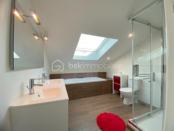 Nadège PETIOT vous présente cette magnifique maison située à proximité des commodités (écoles, collège, supermarché, transports...).

Venez découvrir cette superbe maison rénovée dans sa totalité. Elle est située dans un cadre agréable, calme et recherché de Bègles,.
Elle est agencée de façon à ce qu'une famille s'y plaise et s'y sente bien. 

Pour ceux qui recherchent un cadre de vie apaisant et moderne, elle propose un espace de vie fonctionnel et très lumineux.
Son extérieur est juste parfait pour des moments de détente et de convivialité.

Elle se compose de la manière suivante :
Rez-de-chaussée : un salon/séjour ouvert sur la cuisine entièrement équipée, un espace cellier/buanderie, deux chambres et une salle d'eau avec WC.
1er étage : une chambre, un dressing, un espace bureau puis une salle de bains avec double vasque, baignoire, douche et WC.

À l'intérieur, l'agencement a été soigné pour que chaque espace propose confort et ambiance chaleureuse.
Toutes les pièces de la maison bénéficient de la lumière naturelle, ce qui est fort agréable.

Les points forts : Rénovation récente, emplacement idéal et calme, double vitrage, tout à l'égout, stationnements pour plusieurs véhicules, abri de jardin.

Facile d'entretien et pratique pour y vivre, cette maison vous permet de bénéficier d'une belle qualité de vie.

COUP DE COEUR ASSURÉ !!!

Contactez-moi vite pour la visiter.

Photos et vidéos supplémentaires sur simple demande.
Nadège PETIOT : votre conseillère à votre disposition 7jours/7.
Contactez-moi pour l'estimation de votre bien : l'avis de valeur est offert !