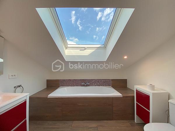 Nadège PETIOT vous présente cette magnifique maison située à proximité des commodités (écoles, collège, supermarché, transports...).

Venez découvrir cette superbe maison rénovée dans sa totalité. Elle est située dans un cadre agréable, calme et recherché de Bègles,.
Elle est agencée de façon à ce qu'une famille s'y plaise et s'y sente bien. 

Pour ceux qui recherchent un cadre de vie apaisant et moderne, elle propose un espace de vie fonctionnel et très lumineux.
Son extérieur est juste parfait pour des moments de détente et de convivialité.

Elle se compose de la manière suivante :
Rez-de-chaussée : un salon/séjour ouvert sur la cuisine entièrement équipée, un espace cellier/buanderie, deux chambres et une salle d'eau avec WC.
1er étage : une chambre, un dressing, un espace bureau puis une salle de bains avec double vasque, baignoire, douche et WC.

À l'intérieur, l'agencement a été soigné pour que chaque espace propose confort et ambiance chaleureuse.
Toutes les pièces de la maison bénéficient de la lumière naturelle, ce qui est fort agréable.

Les points forts : Rénovation récente, emplacement idéal et calme, double vitrage, tout à l'égout, stationnements pour plusieurs véhicules, abri de jardin.

Facile d'entretien et pratique pour y vivre, cette maison vous permet de bénéficier d'une belle qualité de vie.

COUP DE COEUR ASSURÉ !!!

Contactez-moi vite pour la visiter.

Photos et vidéos supplémentaires sur simple demande.
Nadège PETIOT : votre conseillère à votre disposition 7jours/7.
Contactez-moi pour l'estimation de votre bien : l'avis de valeur est offert !