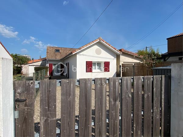 Nadège PETIOT vous présente cette magnifique maison située à proximité des commodités (écoles, collège, supermarché, transports...).

Venez découvrir cette superbe maison rénovée dans sa totalité. Elle est située dans un cadre agréable, calme et recherché de Bègles,.
Elle est agencée de façon à ce qu'une famille s'y plaise et s'y sente bien. 

Pour ceux qui recherchent un cadre de vie apaisant et moderne, elle propose un espace de vie fonctionnel et très lumineux.
Son extérieur est juste parfait pour des moments de détente et de convivialité.

Elle se compose de la manière suivante :
Rez-de-chaussée : un salon/séjour ouvert sur la cuisine entièrement équipée, un espace cellier/buanderie, deux chambres et une salle d'eau avec WC.
1er étage : une chambre, un dressing, un espace bureau puis une salle de bains avec double vasque, baignoire, douche et WC.

À l'intérieur, l'agencement a été soigné pour que chaque espace propose confort et ambiance chaleureuse.
Toutes les pièces de la maison bénéficient de la lumière naturelle, ce qui est fort agréable.

Les points forts : Rénovation récente, emplacement idéal et calme, double vitrage, tout à l'égout, stationnements pour plusieurs véhicules, abri de jardin.

Facile d'entretien et pratique pour y vivre, cette maison vous permet de bénéficier d'une belle qualité de vie.

COUP DE COEUR ASSURÉ !!!

Contactez-moi vite pour la visiter.

Photos et vidéos supplémentaires sur simple demande.
Nadège PETIOT : votre conseillère à votre disposition 7jours/7.
Contactez-moi pour l'estimation de votre bien : l'avis de valeur est offert !