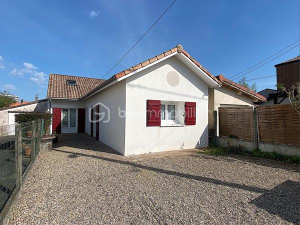 Nadège PETIOT vous présente cette magnifique maison située à proximité des commodités (écoles, collège, supermarché, transports...).

Venez découvrir cette superbe maison rénovée dans sa totalité. Elle est située dans un cadre agréable, calme et recherché de Bègles,.
Elle est agencée de façon à ce qu'une famille s'y plaise et s'y sente bien. 

Pour ceux qui recherchent un cadre de vie apaisant et moderne, elle propose un espace de vie fonctionnel et très lumineux.
Son extérieur est juste parfait pour des moments de détente et de convivialité.

Elle se compose de la manière suivante :
Rez-de-chaussée : un salon/séjour ouvert sur la cuisine entièrement équipée, un espace cellier/buanderie, deux chambres et une salle d'eau avec WC.
1er étage : une chambre, un dressing, un espace bureau puis une salle de bains avec double vasque, baignoire, douche et WC.

À l'intérieur, l'agencement a été soigné pour que chaque espace propose confort et ambiance chaleureuse.
Toutes les pièces de la maison bénéficient de la lumière naturelle, ce qui est fort agréable.

Les points forts : Rénovation récente, emplacement idéal et calme, double vitrage, tout à l'égout, stationnements pour plusieurs véhicules, abri de jardin.

Facile d'entretien et pratique pour y vivre, cette maison vous permet de bénéficier d'une belle qualité de vie.

COUP DE COEUR ASSURÉ !!!

Contactez-moi vite pour la visiter.

Photos et vidéos supplémentaires sur simple demande.
Nadège PETIOT : votre conseillère à votre disposition 7jours/7.
Contactez-moi pour l'estimation de votre bien : l'avis de valeur est offert !