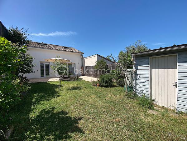 Nadège PETIOT vous présente cette magnifique maison située à proximité des commodités (écoles, collège, supermarché, transports...).

Venez découvrir cette superbe maison rénovée dans sa totalité. Elle est située dans un cadre agréable, calme et recherché de Bègles,.
Elle est agencée de façon à ce qu'une famille s'y plaise et s'y sente bien. 

Pour ceux qui recherchent un cadre de vie apaisant et moderne, elle propose un espace de vie fonctionnel et très lumineux.
Son extérieur est juste parfait pour des moments de détente et de convivialité.

Elle se compose de la manière suivante :
Rez-de-chaussée : un salon/séjour ouvert sur la cuisine entièrement équipée, un espace cellier/buanderie, deux chambres et une salle d'eau avec WC.
1er étage : une chambre, un dressing, un espace bureau puis une salle de bains avec double vasque, baignoire, douche et WC.

À l'intérieur, l'agencement a été soigné pour que chaque espace propose confort et ambiance chaleureuse.
Toutes les pièces de la maison bénéficient de la lumière naturelle, ce qui est fort agréable.

Les points forts : Rénovation récente, emplacement idéal et calme, double vitrage, tout à l'égout, stationnements pour plusieurs véhicules, abri de jardin.

Facile d'entretien et pratique pour y vivre, cette maison vous permet de bénéficier d'une belle qualité de vie.

COUP DE COEUR ASSURÉ !!!

Contactez-moi vite pour la visiter.

Photos et vidéos supplémentaires sur simple demande.
Nadège PETIOT : votre conseillère à votre disposition 7jours/7.
Contactez-moi pour l'estimation de votre bien : l'avis de valeur est offert !