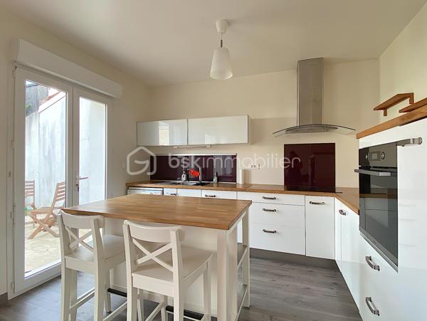 Nadège PETIOT vous présente cette magnifique maison située à proximité des commodités (écoles, collège, supermarché, transports...).

Venez découvrir cette superbe maison rénovée dans sa totalité. Elle est située dans un cadre agréable, calme et recherché de Bègles,.
Elle est agencée de façon à ce qu'une famille s'y plaise et s'y sente bien. 

Pour ceux qui recherchent un cadre de vie apaisant et moderne, elle propose un espace de vie fonctionnel et très lumineux.
Son extérieur est juste parfait pour des moments de détente et de convivialité.

Elle se compose de la manière suivante :
Rez-de-chaussée : un salon/séjour ouvert sur la cuisine entièrement équipée, un espace cellier/buanderie, deux chambres et une salle d'eau avec WC.
1er étage : une chambre, un dressing, un espace bureau puis une salle de bains avec double vasque, baignoire, douche et WC.

À l'intérieur, l'agencement a été soigné pour que chaque espace propose confort et ambiance chaleureuse.
Toutes les pièces de la maison bénéficient de la lumière naturelle, ce qui est fort agréable.

Les points forts : Rénovation récente, emplacement idéal et calme, double vitrage, tout à l'égout, stationnements pour plusieurs véhicules, abri de jardin.

Facile d'entretien et pratique pour y vivre, cette maison vous permet de bénéficier d'une belle qualité de vie.

COUP DE COEUR ASSURÉ !!!

Contactez-moi vite pour la visiter.

Photos et vidéos supplémentaires sur simple demande.
Nadège PETIOT : votre conseillère à votre disposition 7jours/7.
Contactez-moi pour l'estimation de votre bien : l'avis de valeur est offert !