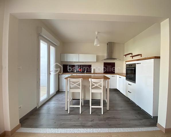 Nadège PETIOT vous présente cette magnifique maison située à proximité des commodités (écoles, collège, supermarché, transports...).

Venez découvrir cette superbe maison rénovée dans sa totalité. Elle est située dans un cadre agréable, calme et recherché de Bègles,.
Elle est agencée de façon à ce qu'une famille s'y plaise et s'y sente bien. 

Pour ceux qui recherchent un cadre de vie apaisant et moderne, elle propose un espace de vie fonctionnel et très lumineux.
Son extérieur est juste parfait pour des moments de détente et de convivialité.

Elle se compose de la manière suivante :
Rez-de-chaussée : un salon/séjour ouvert sur la cuisine entièrement équipée, un espace cellier/buanderie, deux chambres et une salle d'eau avec WC.
1er étage : une chambre, un dressing, un espace bureau puis une salle de bains avec double vasque, baignoire, douche et WC.

À l'intérieur, l'agencement a été soigné pour que chaque espace propose confort et ambiance chaleureuse.
Toutes les pièces de la maison bénéficient de la lumière naturelle, ce qui est fort agréable.

Les points forts : Rénovation récente, emplacement idéal et calme, double vitrage, tout à l'égout, stationnements pour plusieurs véhicules, abri de jardin.

Facile d'entretien et pratique pour y vivre, cette maison vous permet de bénéficier d'une belle qualité de vie.

COUP DE COEUR ASSURÉ !!!

Contactez-moi vite pour la visiter.

Photos et vidéos supplémentaires sur simple demande.
Nadège PETIOT : votre conseillère à votre disposition 7jours/7.
Contactez-moi pour l'estimation de votre bien : l'avis de valeur est offert !
